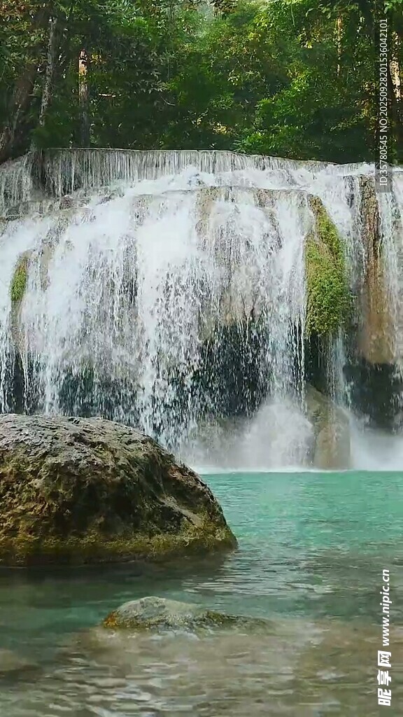 山間清冽瀑布下的碧綠潭水