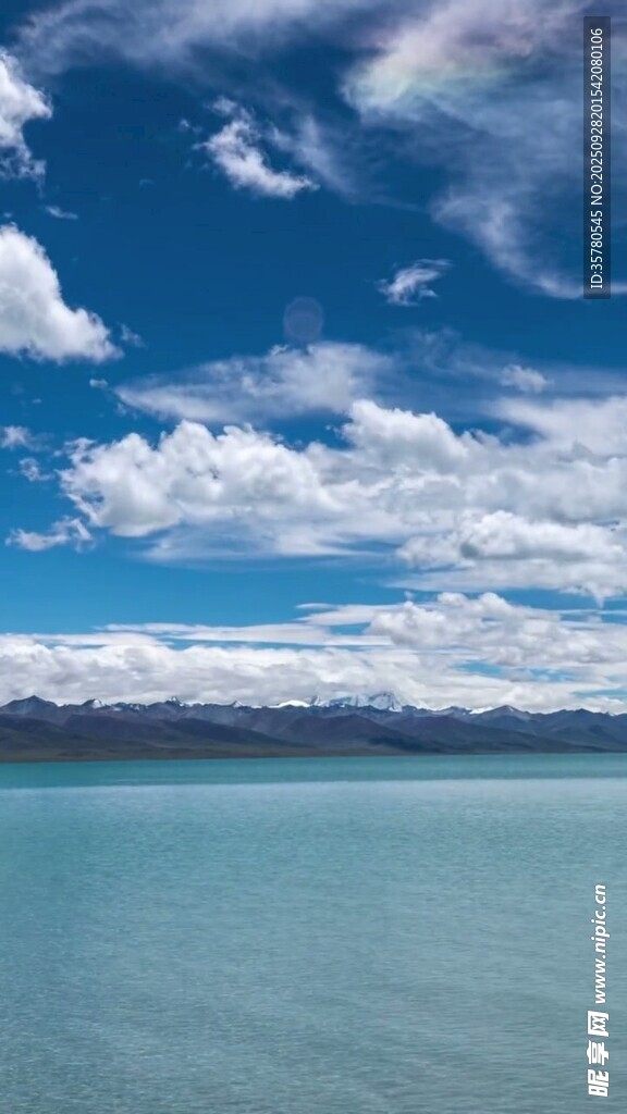 湛藍(lán)天空下的寧靜湖水