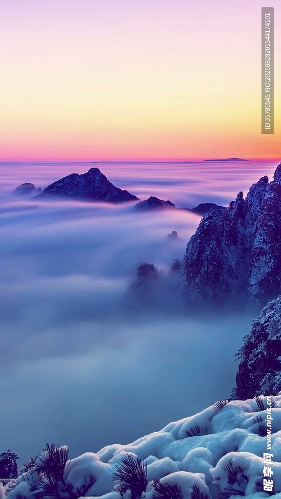 云海環(huán)繞的壯麗山景