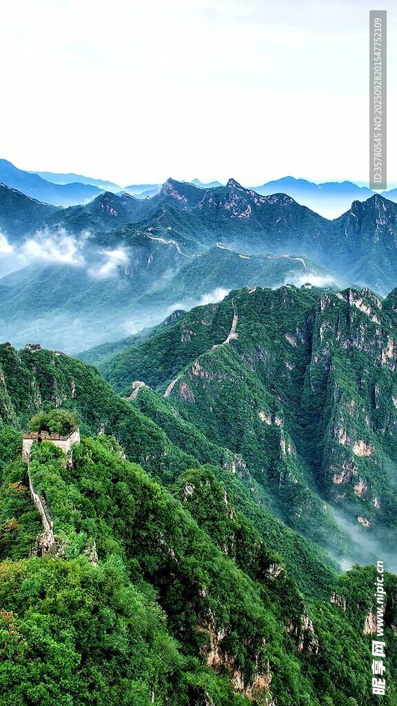 山巒疊翠間的壯美風(fēng)光