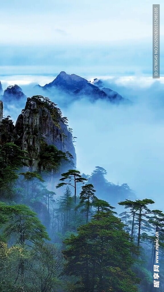 云霧繚繞的壯美山巒景色
