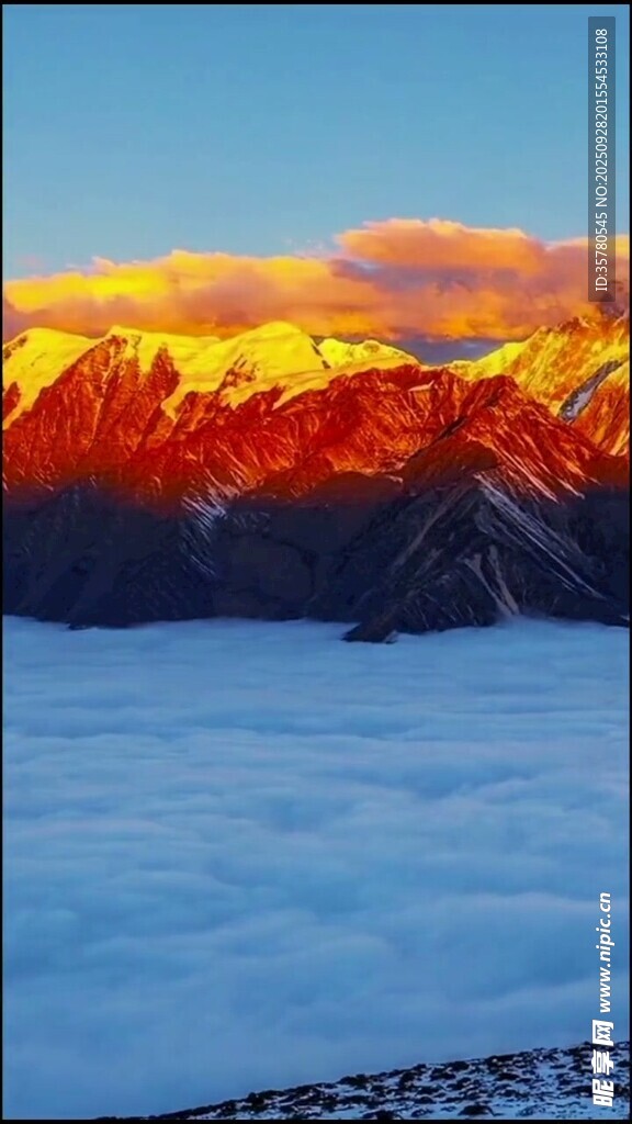 雪山云海間的壯麗霞光
