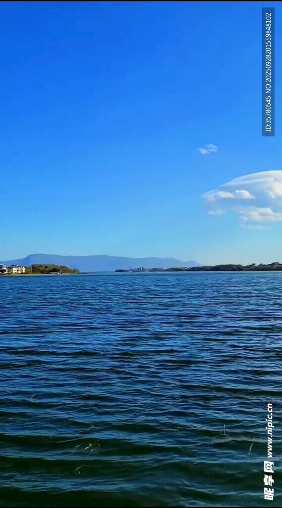 廣闊湖面與晴朗藍天