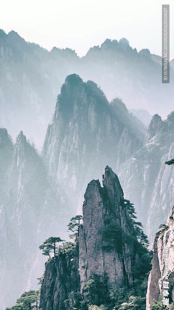 云霧繚繞的壯麗山峰