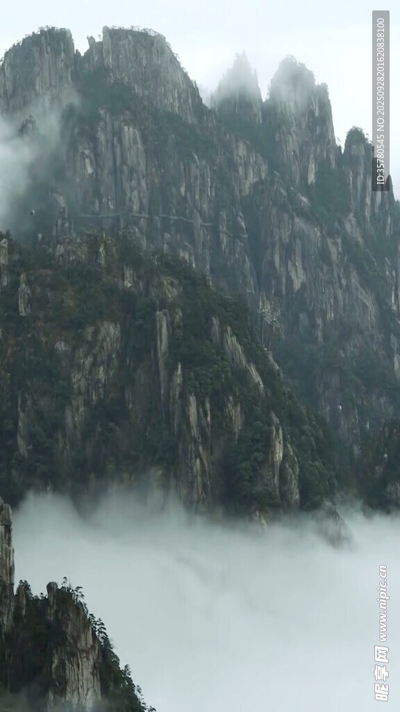 云霧繚繞的壯美山巒