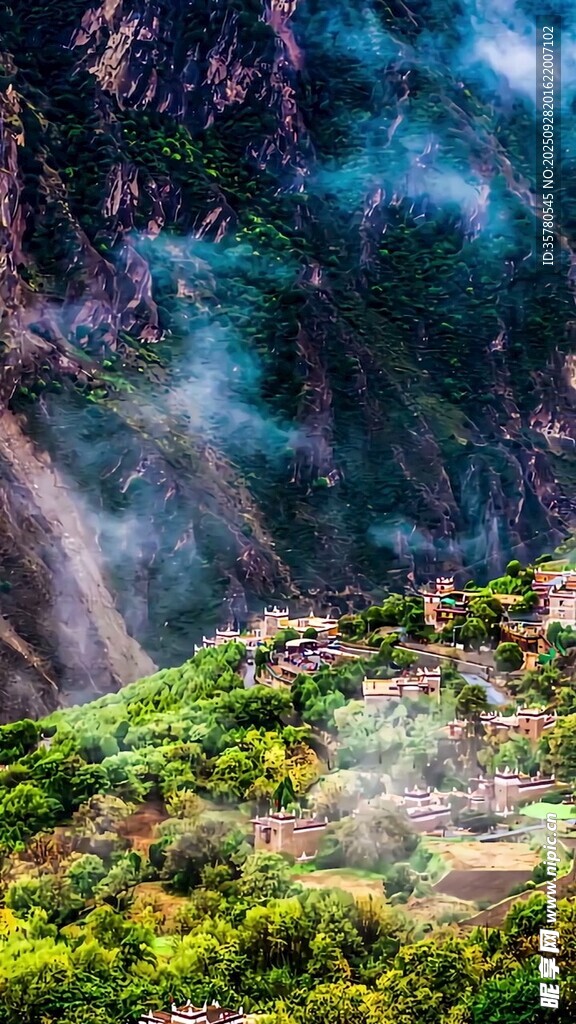 山間飛瀑下的翠綠景致