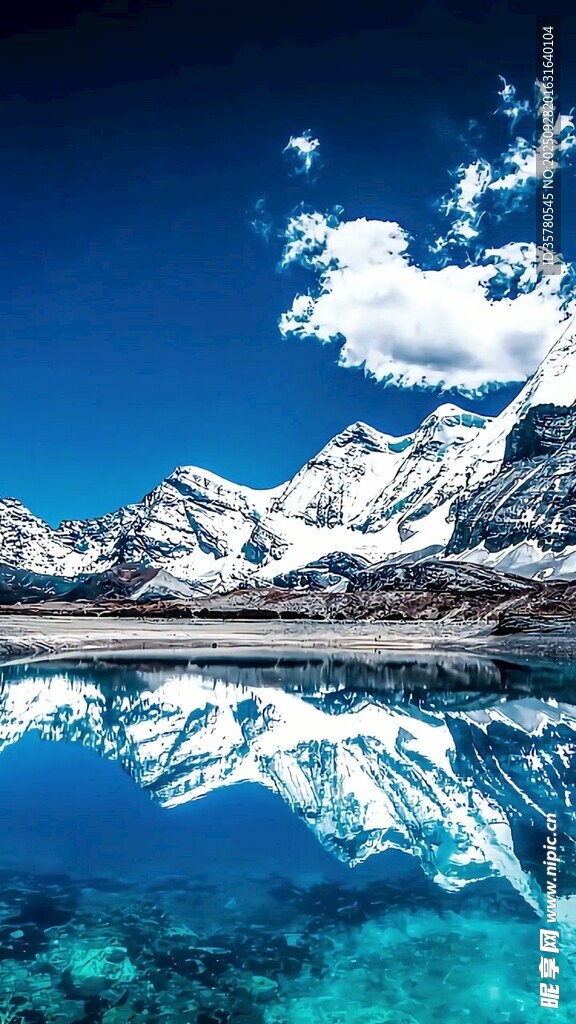 壯麗雪山倒映于澄澈湖水