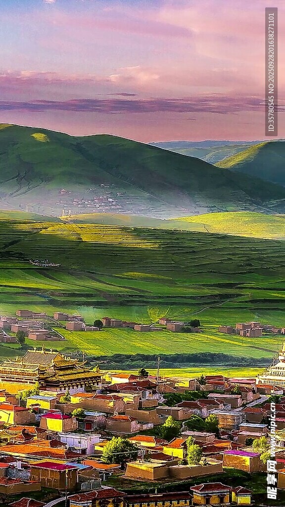 山間小鎮(zhèn)的絢麗黃昏景色