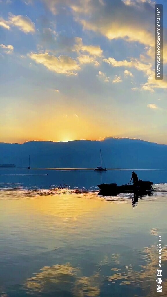夕陽下湖面的靜謐小船