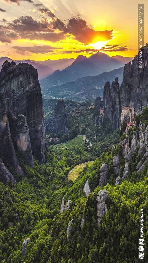 日落時分的壯麗山巒景觀