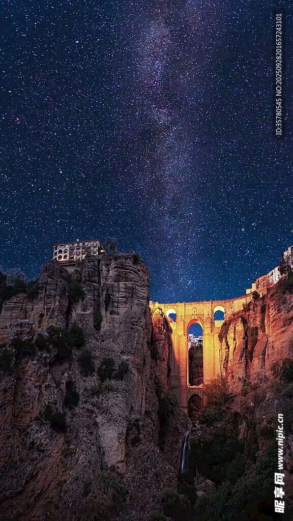 星空下的壯麗峽谷景觀