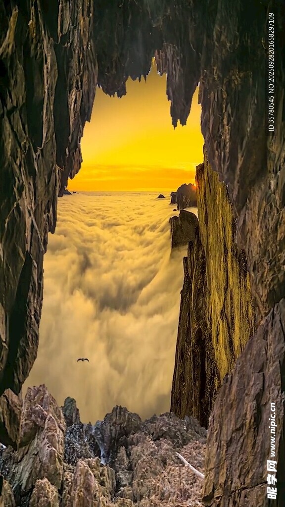 懸崖云海間的壯麗景觀(guān)