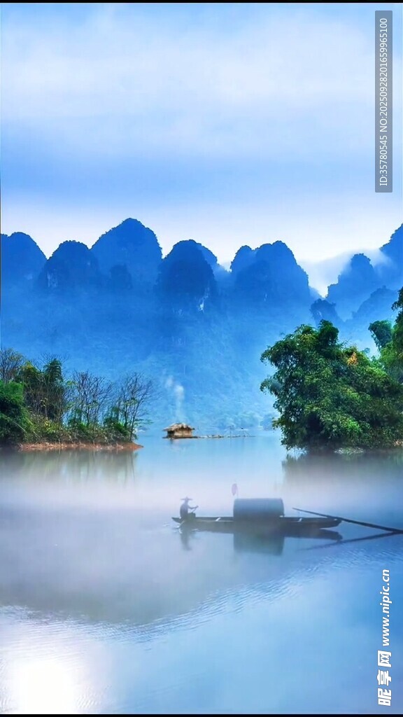 漓江山水間的孤舟美景