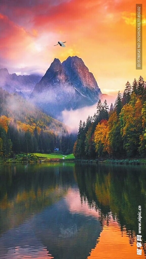山間湖畔夢幻秋日美景