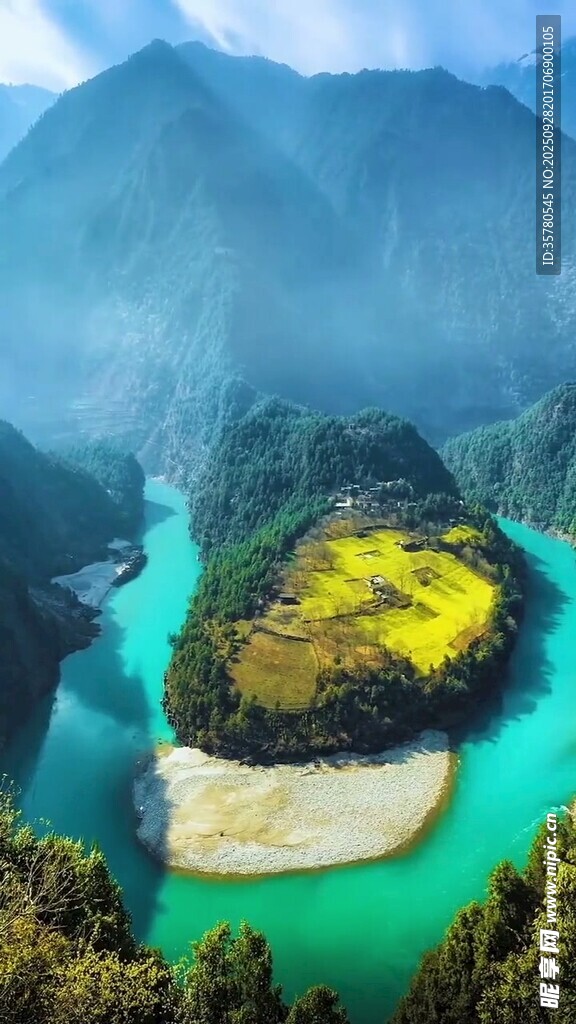 青山綠水間的金黃島嶼