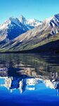 壯麗雪山倒映于澄澈湖水