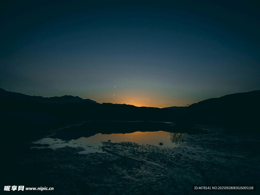 夜幕下的山水湖光美景