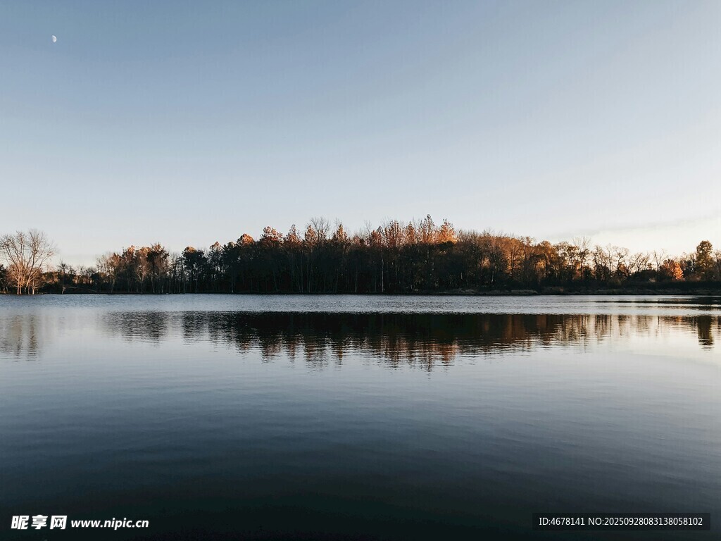 寧靜湖畔的黃昏美景