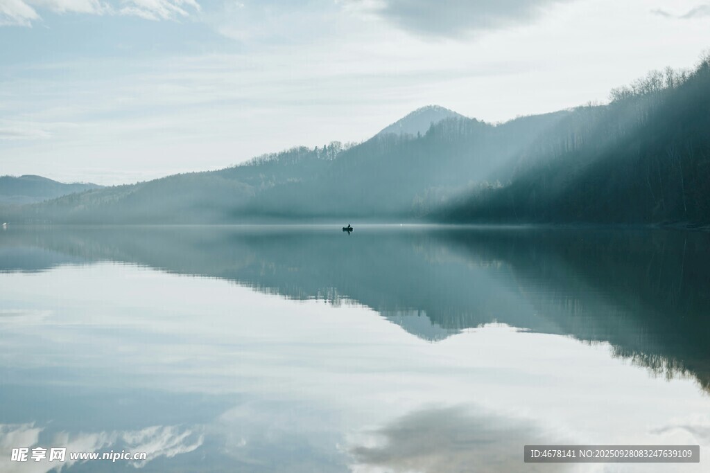 寧靜湖景與山巒倒影