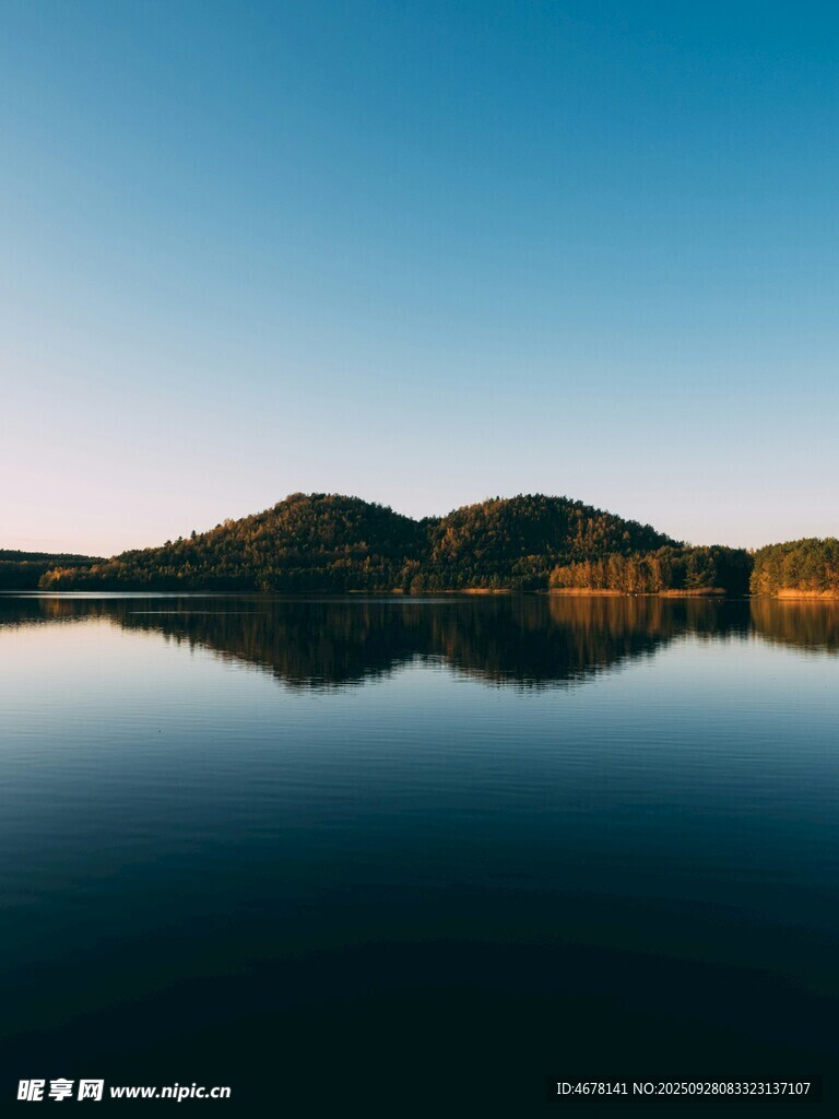 寧靜湖景與遠山倒影