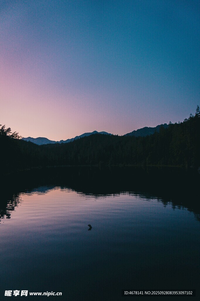 寧靜湖畔的黃昏美景