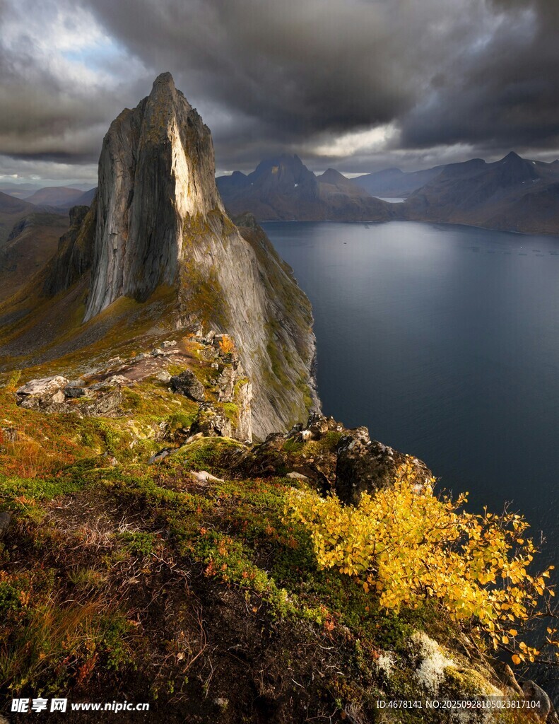 秋日山巔壯麗自然景觀