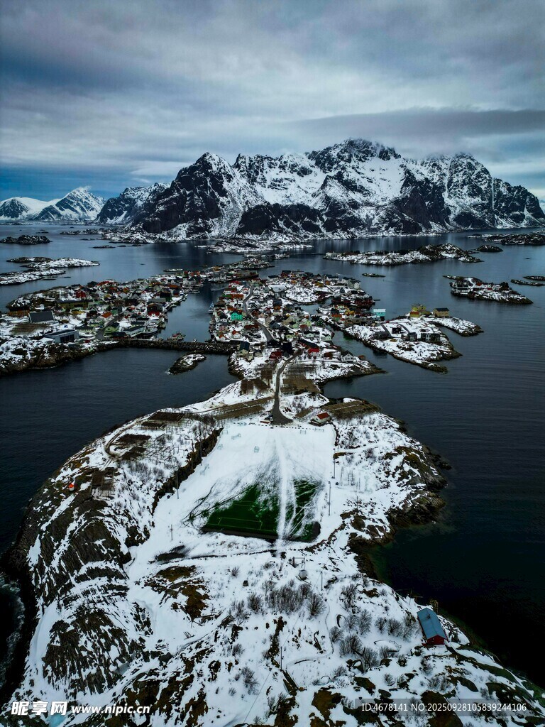 雪覆海島的壯麗自然景觀