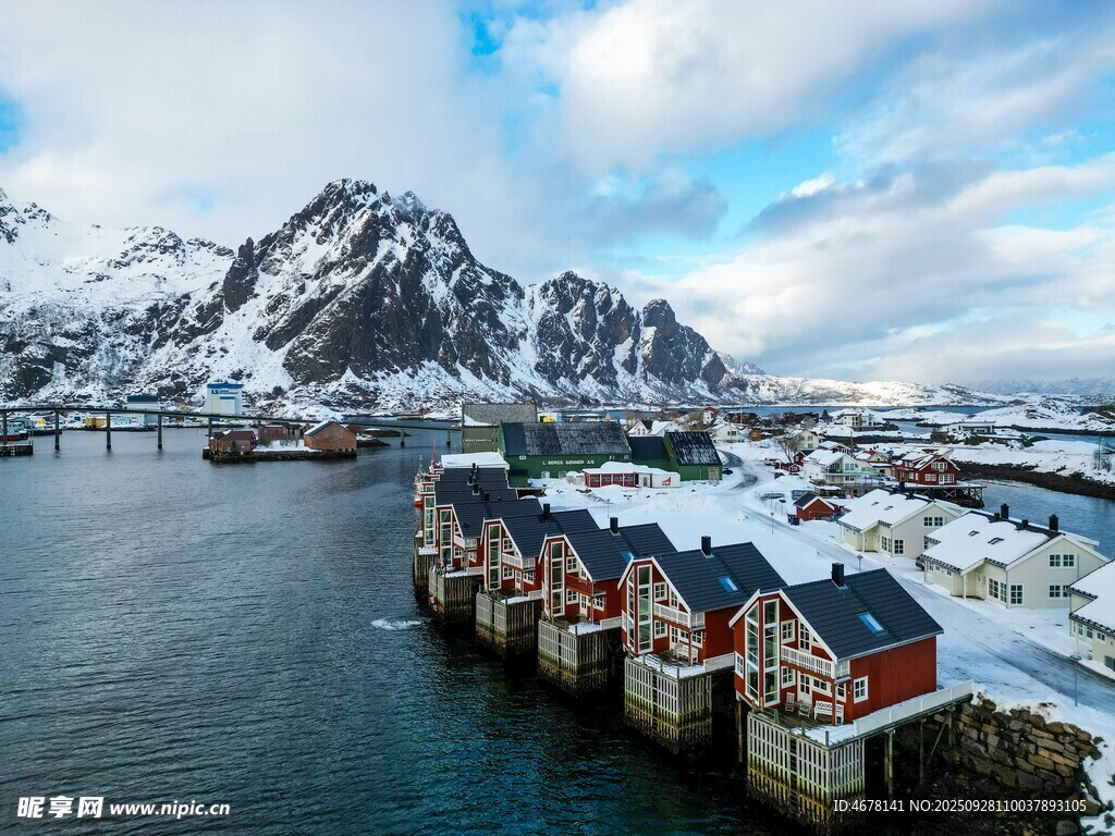雪覆漁村山海間的寧?kù)o景致