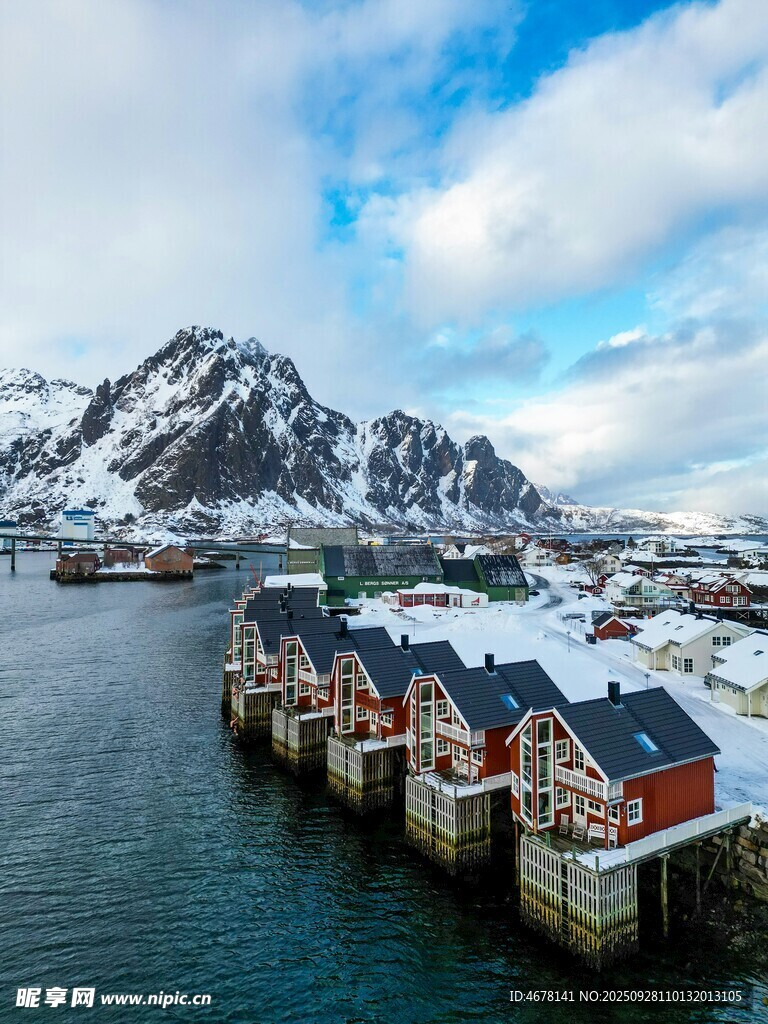 挪威海邊雪景中的彩色木屋