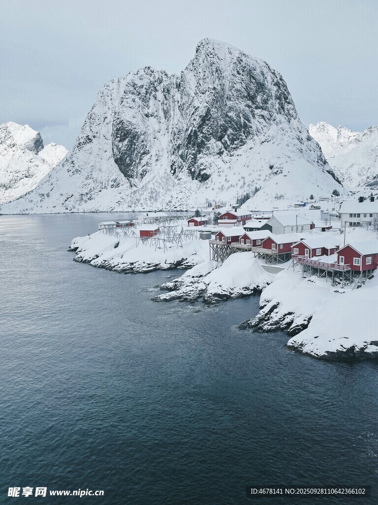 雪山下的海邊彩色村落
