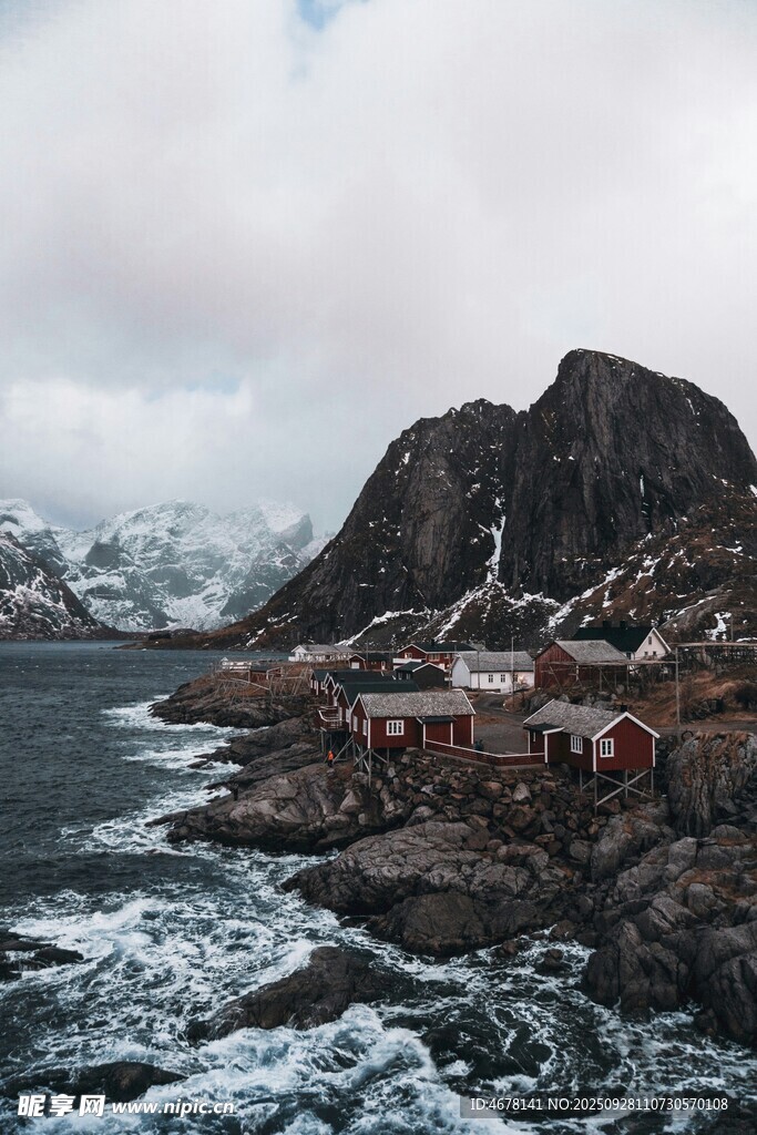 海邊山巒下的多彩小屋