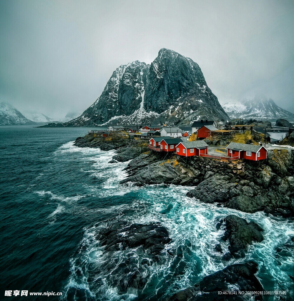 海邊山村雪山下的寧靜景致