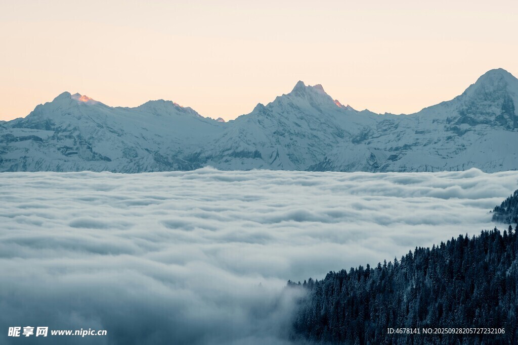 云海中的山巒美景