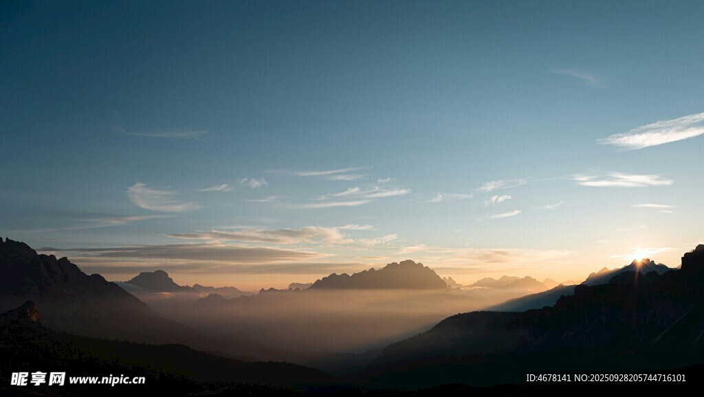 山間晨曦美景