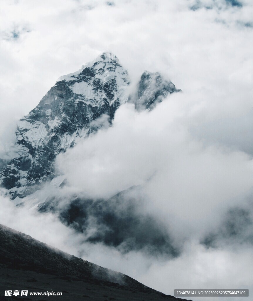 云霧繚繞的巍峨雪山