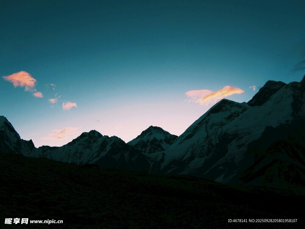 黃昏下的壯麗山巒