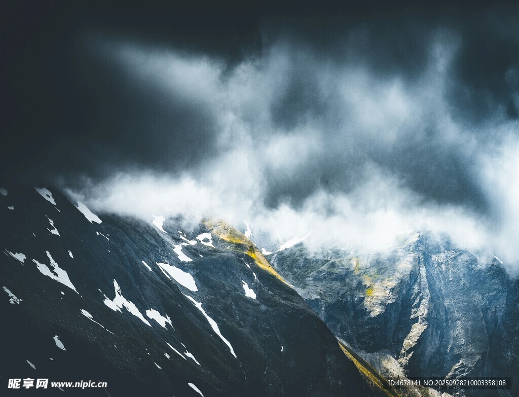 壯麗雪山云海風(fēng)光