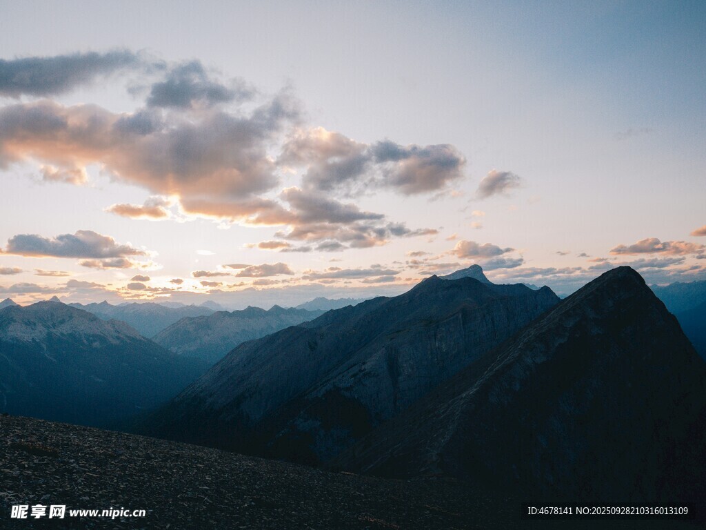 日落時分的壯麗山巒