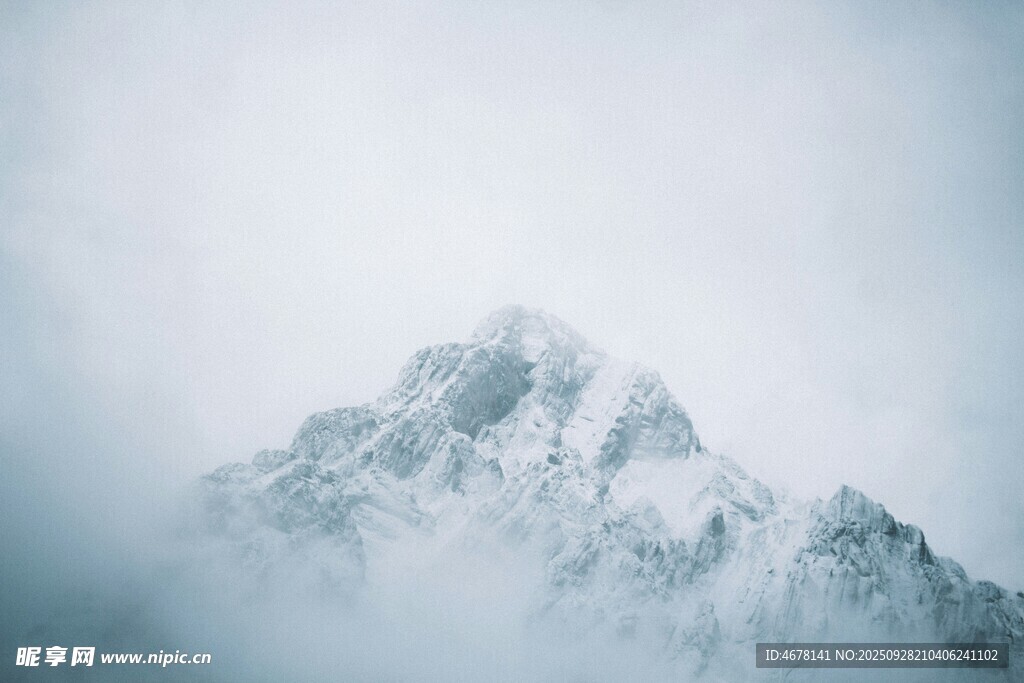 云霧繚繞的巍峨雪山