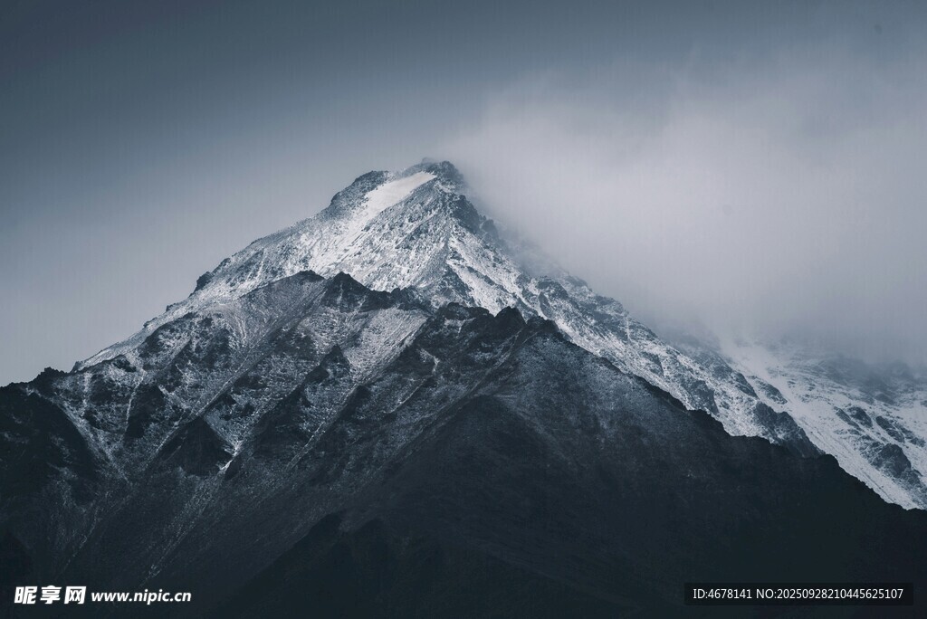 巍峨雪山云霧繚繞之景