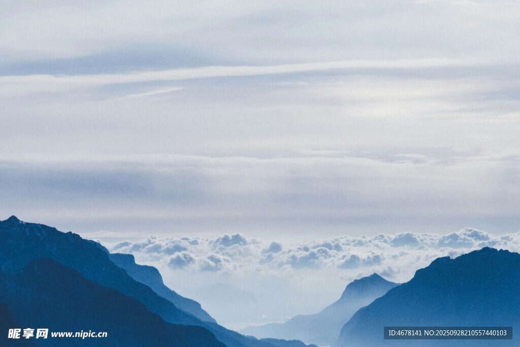 云霧繚繞的壯麗山巒景觀