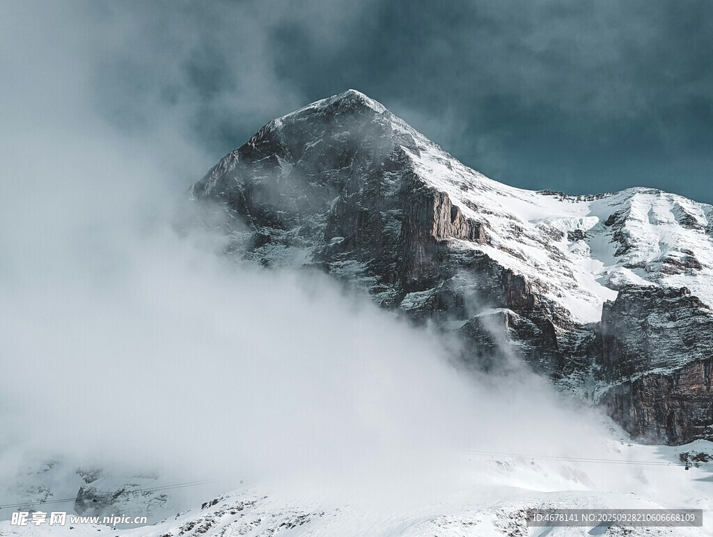 巍峨雪山云霧繚繞