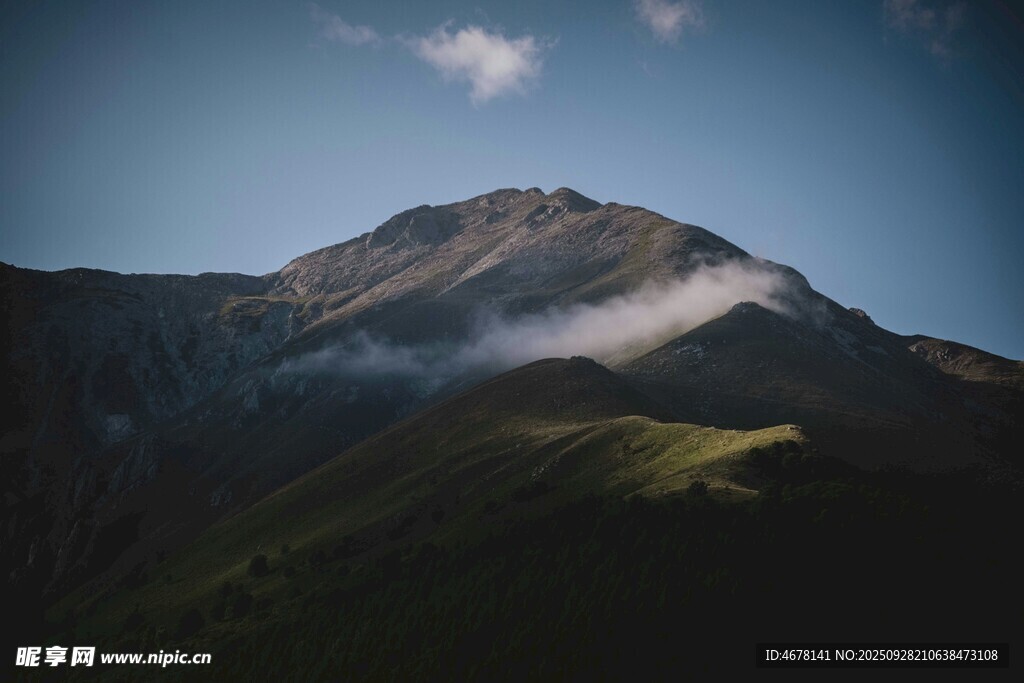 云霧繚繞的壯美山峰