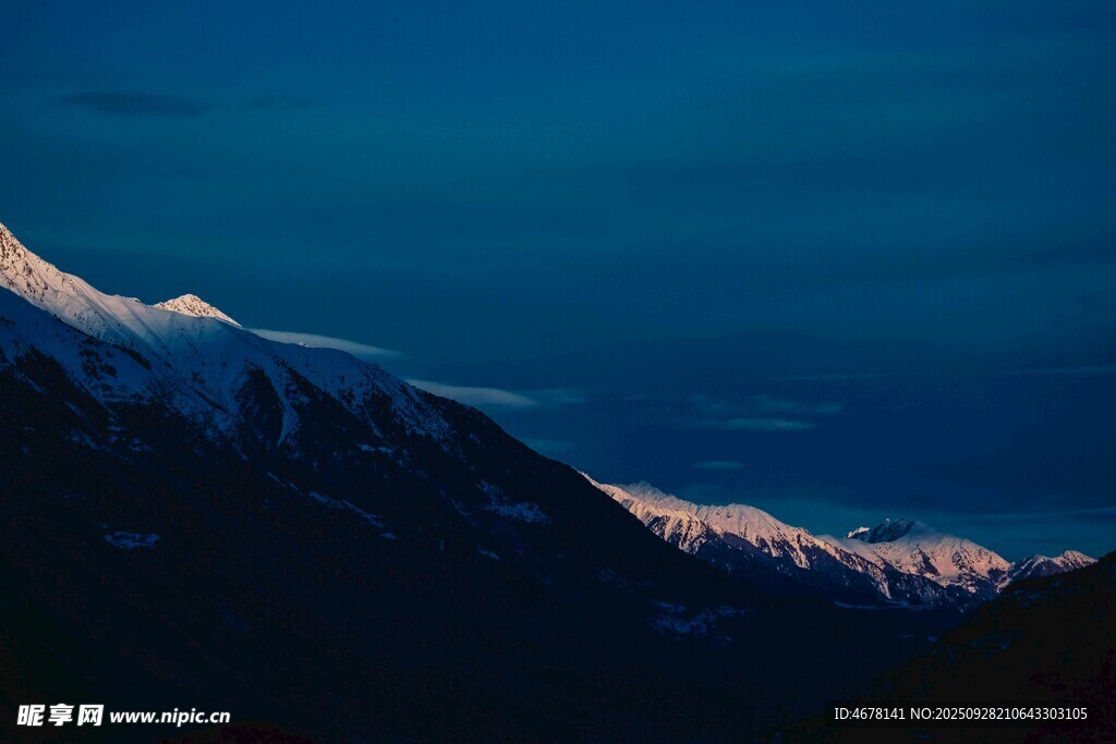 夜幕下的雪山美景