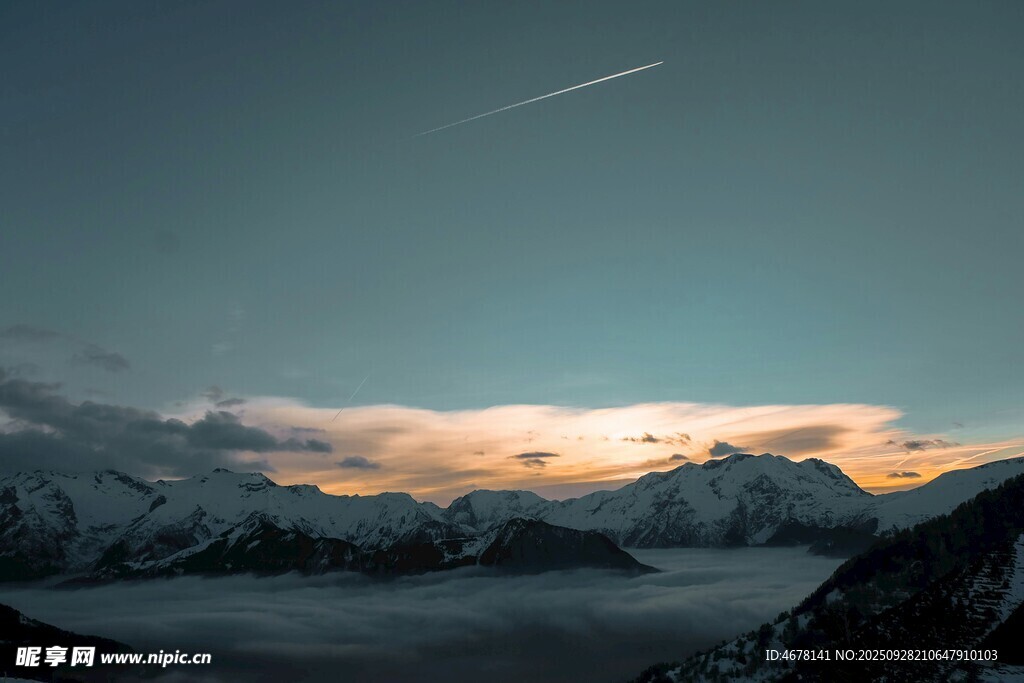山間暮色中的流星美景