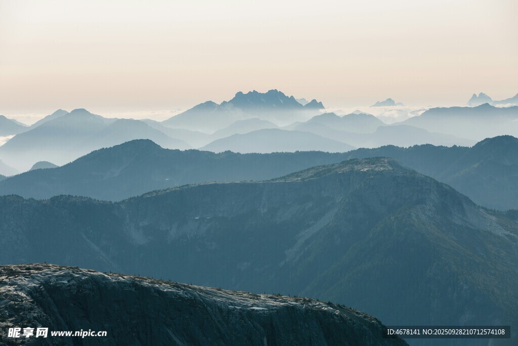 山間晨霧中的壯麗山脈