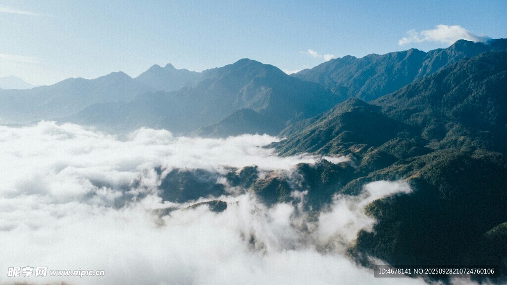 云海中的壯麗山巒