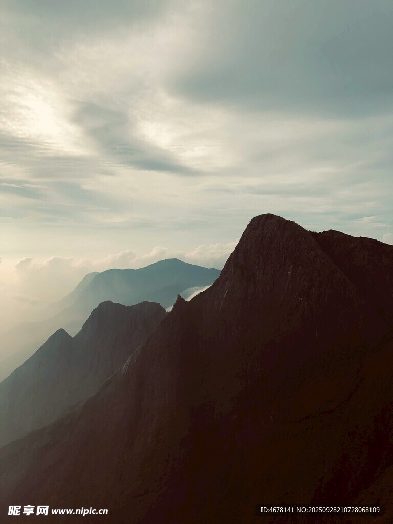 壯麗山巒與天際云彩