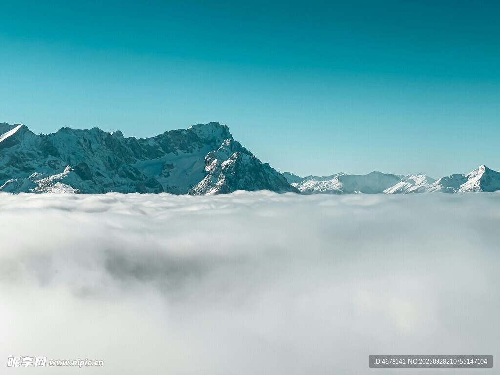 云海之上的壯麗山巒