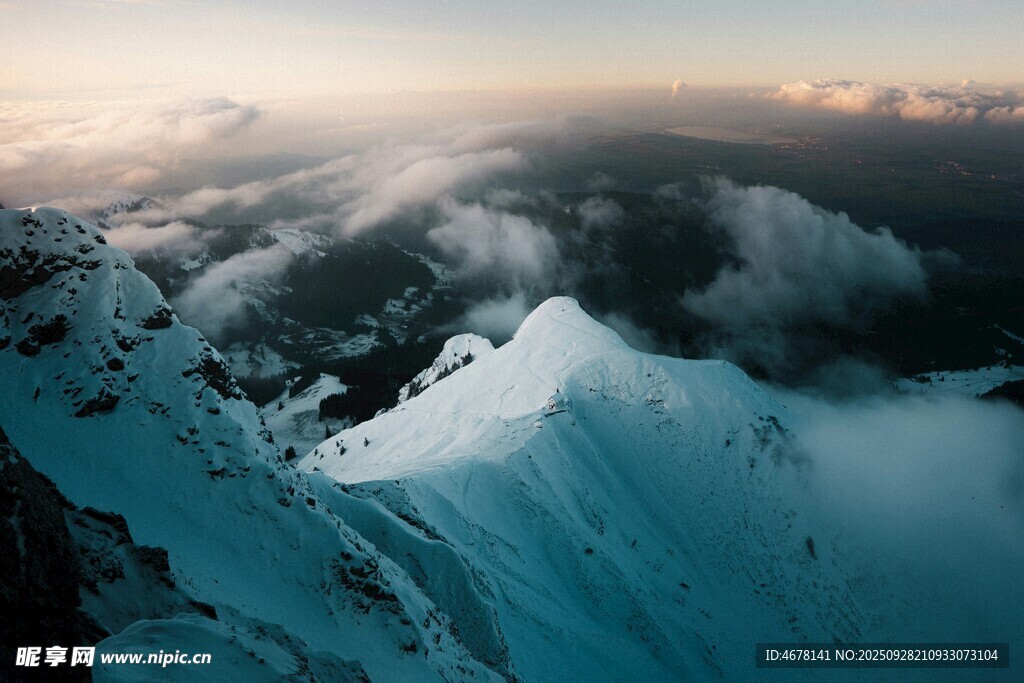 雪山云海壯麗景觀
